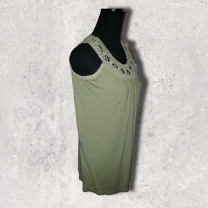 💖KAKTUS Green Knit Neckline Top (Size Med)